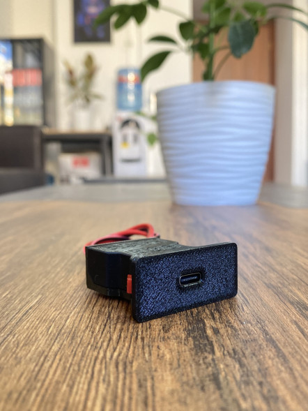 Блок зарядки USB-C 65W для BMW E36 в Кирове