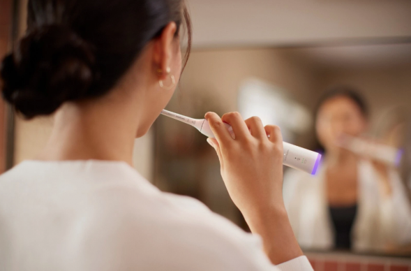 Электрическая зубная щетка Philips Sonicare Series 7100 HX7420/01 (белая) в Кирове
